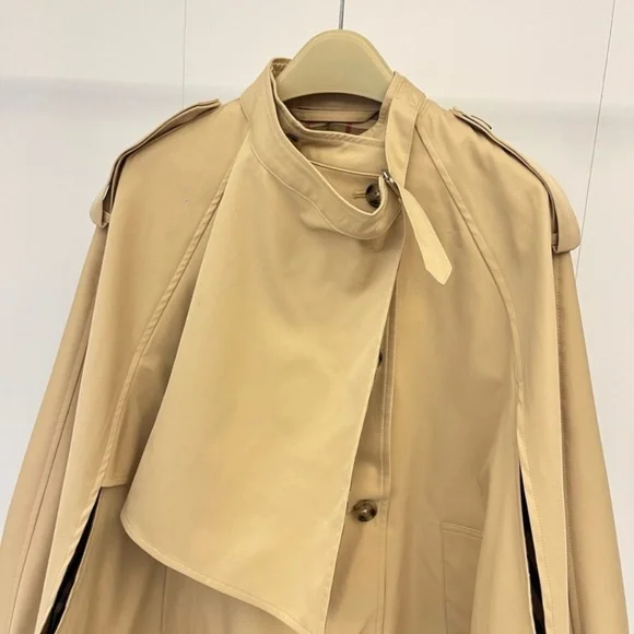 Burberry Double-Breasted Short Trench Cape - Picture 2 of 8